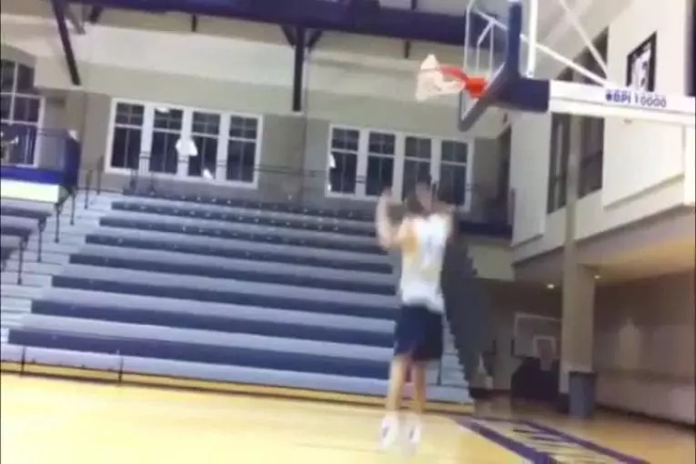 Dunks de basket de Jacob Tucker