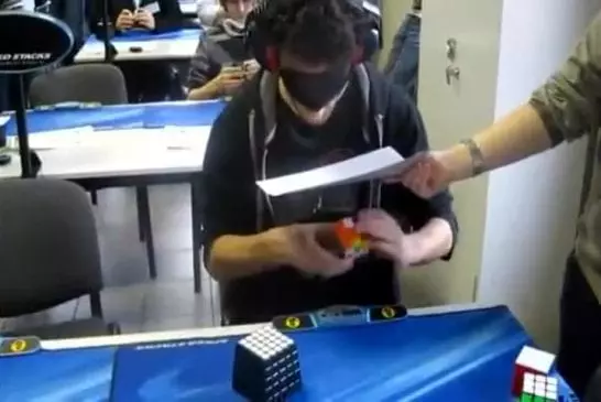 Réussir un Rubik's Cube les yeux bandés