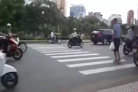 Traverser la rue au Vietnam