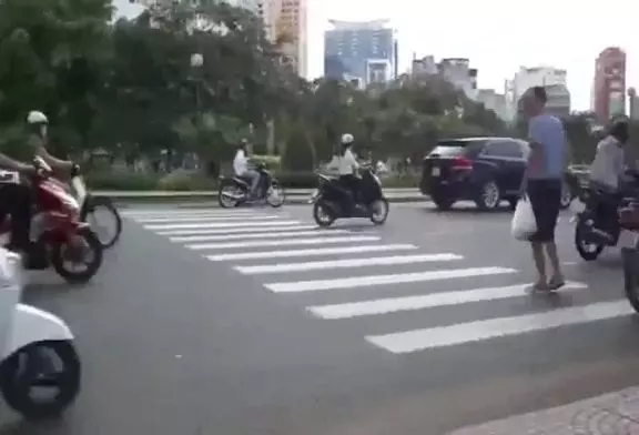 Traverser la rue au Vietnam