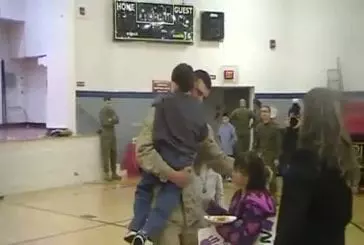 Garçon de 6 ans fait une surprise à son père revenant d'afghanistan