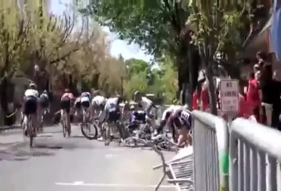 Grosse chute dans le peloton d'une course cycliste