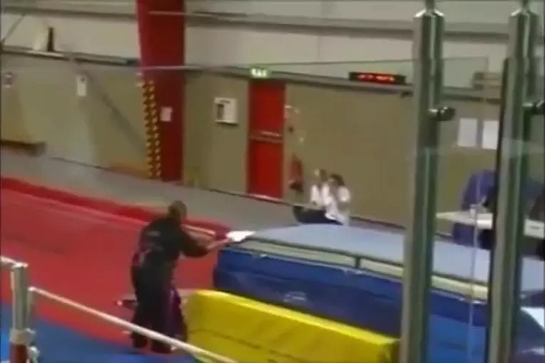 Gymnaste se prend de plein fouet le tapis de chute