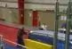 Gymnaste se prend de plein fouet le tapis de chute