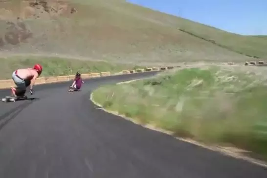 Se tenir par la main en patinage de descente