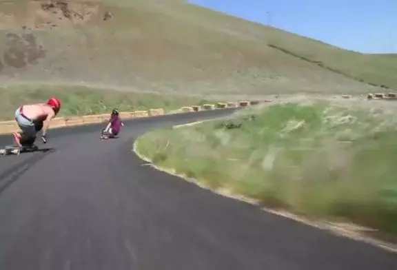 Se tenir par la main en patinage de descente