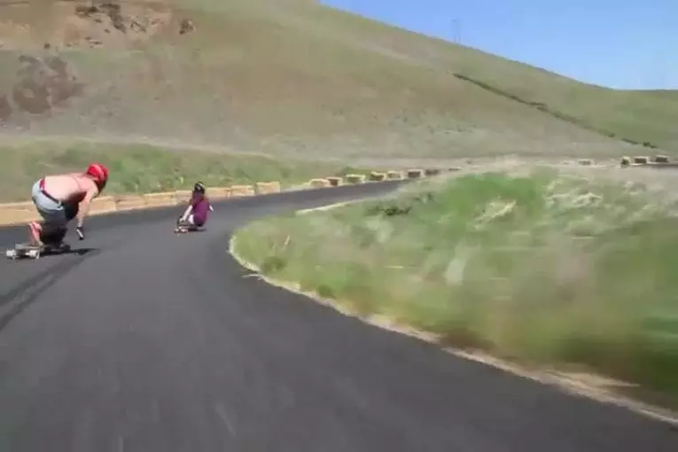 Se tenir par la main en patinage de descente