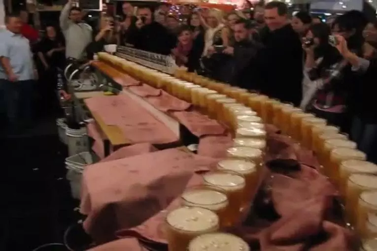 Servir 100 saké en mode domino à Santa Cruz Californie