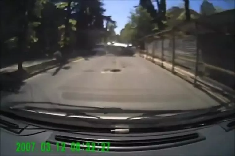 Se faire arrêter brutalement par un trou d'égout sur la route