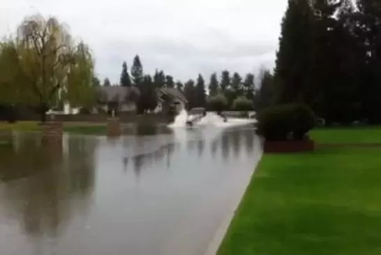 Faire du ski-nautique dans une rue inondée