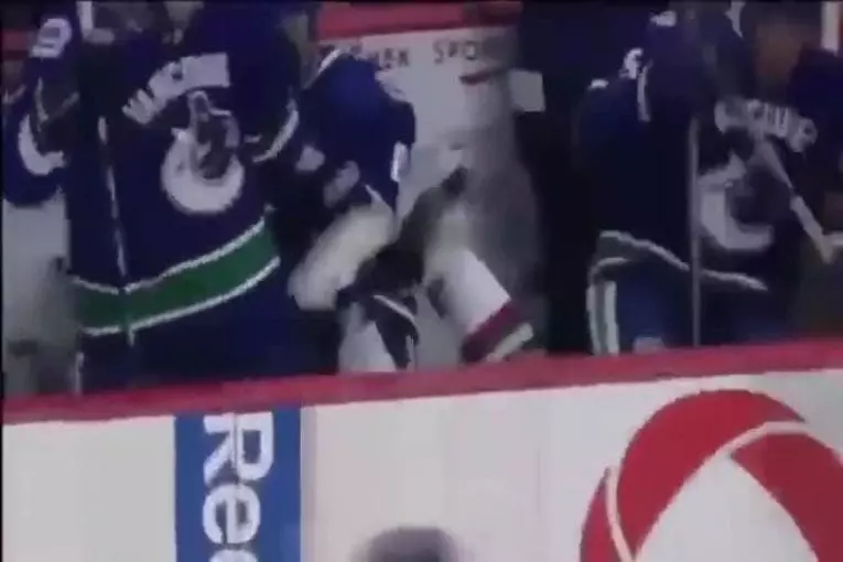 Joueur de hockey se fait feinter et sort du jeu