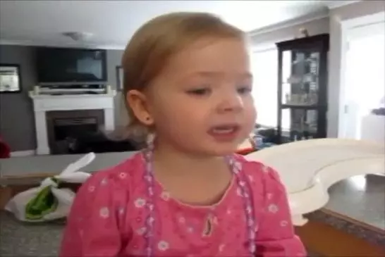 Bébé de 2 ans chante une chanson d'Adele
