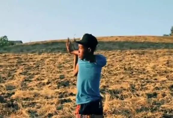 Impressionnant danseur avec les bras en contorsion