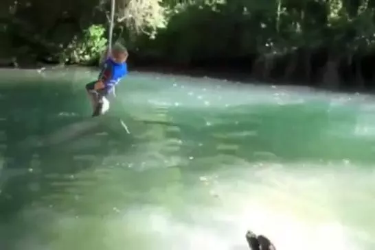 Enfant sur une balançoire FAIL