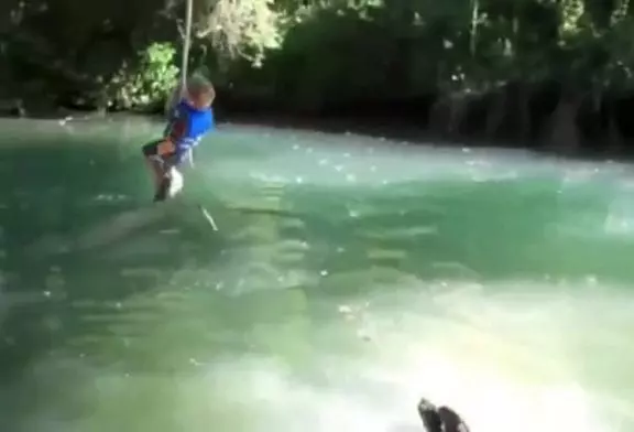 Enfant sur une balançoire FAIL