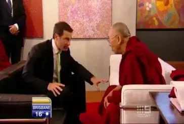 Présentateur fait une blague au Dalaï Lama
