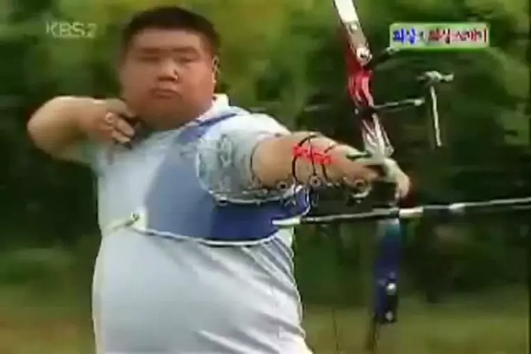 Incroyable tireur à l'arc asiatique