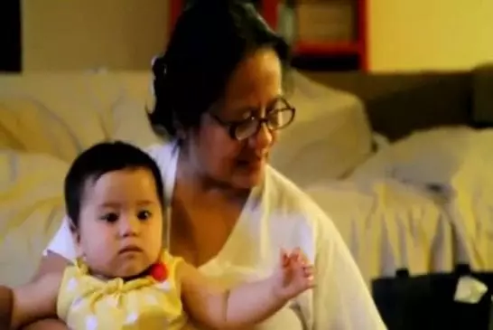 Grand-mère fait la lecture à Philipino avant d'aller dormir