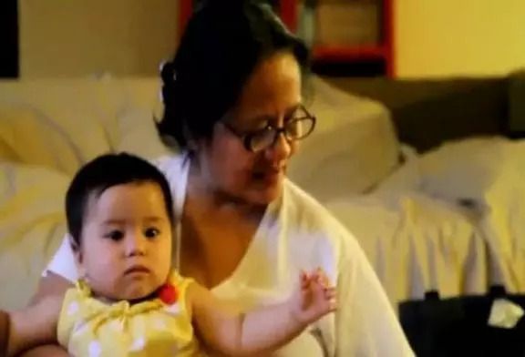 Grand-mère fait la lecture à Philipino avant d'aller dormir