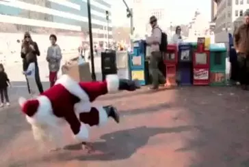 Père Noël danse dans un centre commercial