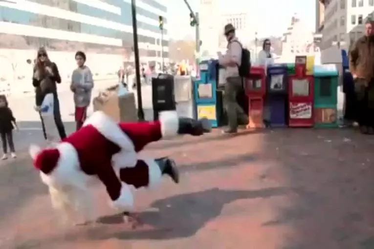 Père Noël danse dans un centre commercial