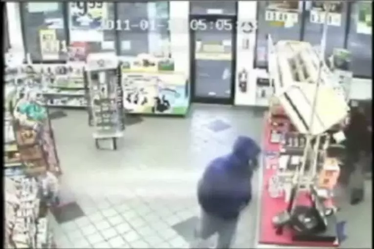 Gérant de magasin chasse un voleur avec une épée de samouraï