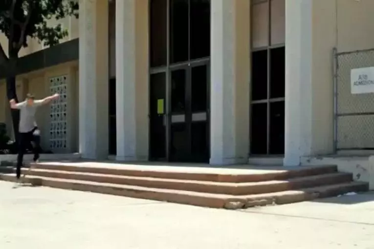 Ce skateboarder est incroyable