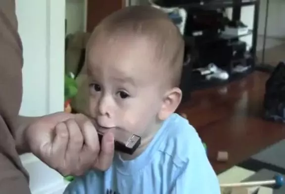 Bébé joue de l'harmonica pour la 1ère fois