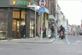 Une vieille dame fait fuir 4 voleurs de bijoux