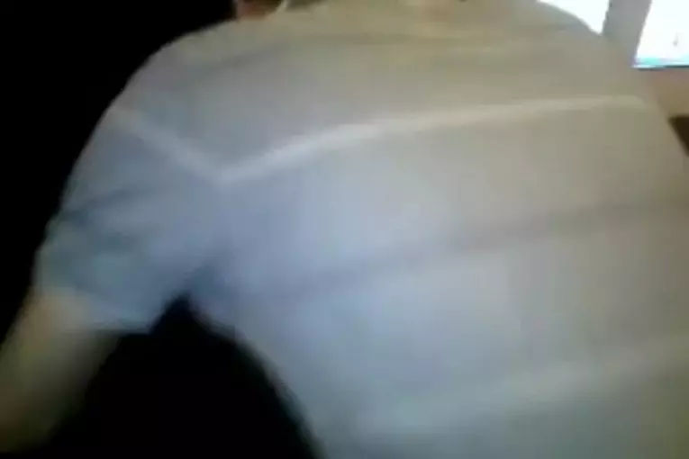 Homme passe à travers la machine à rayons X d'un aéroport