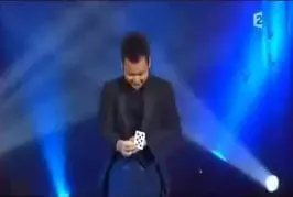Asiatique manipule des cartes sur scènes