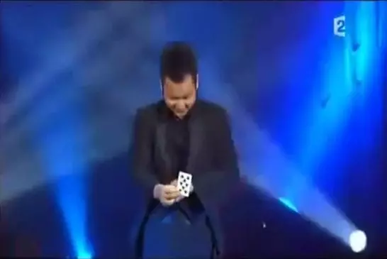 Asiatique manipule des cartes sur scènes