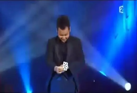 Asiatique manipule des cartes sur scènes