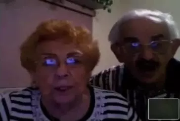 Grand-parents tentent de porter un toast devant la caméra