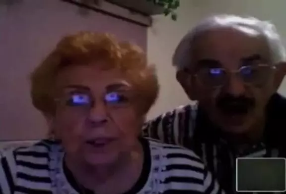 Grand-parents tentent de porter un toast devant la caméra