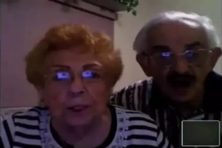 Grand-parents tentent de porter un toast devant la caméra
