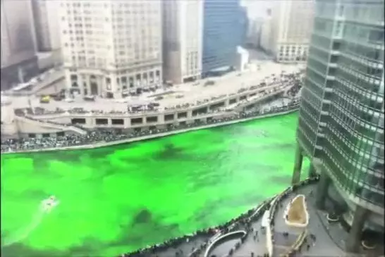 Teindre en vert la rivière de Chicago