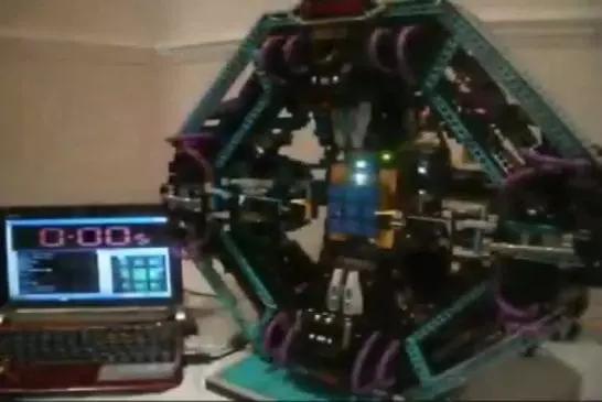 Robot résoud un rubik's Cube