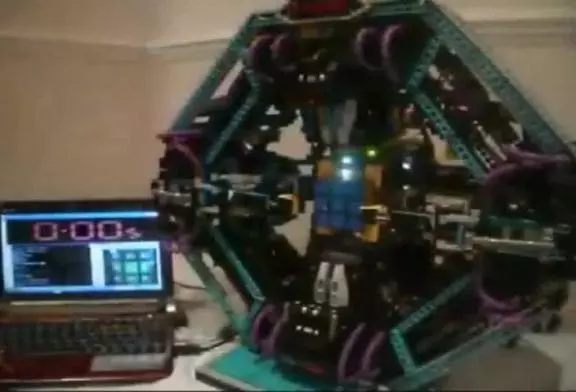 Robot résoud un rubik's Cube