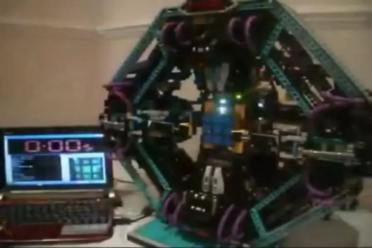 Robot résoud un rubik's Cube