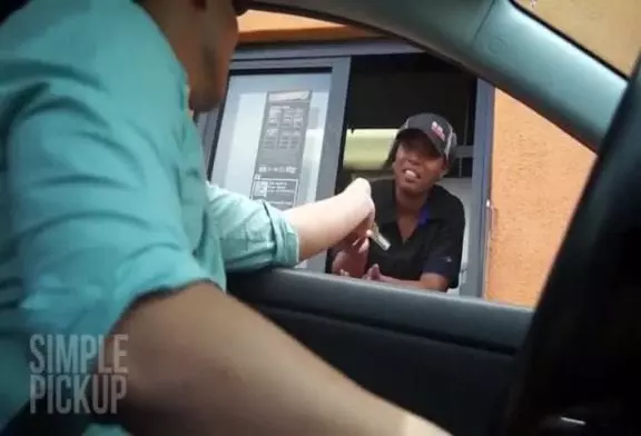 Mec offre 100$ aux employés d'un McDonalds