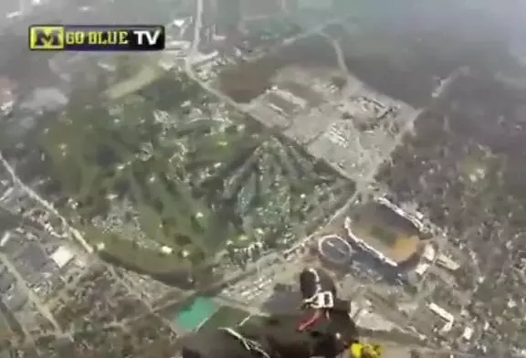 Parachutisme avec attérrissage dans le stade michigan