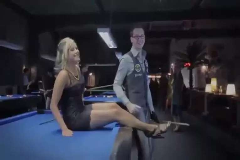 Trick Shots avec une assistante hyper sexy
