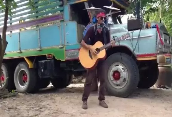 Homme orchestre en Thaïlande
