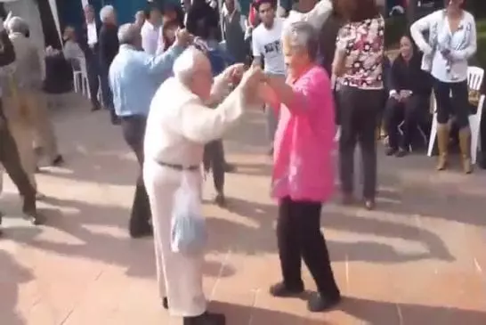 Vieux monsieur fait une incroyable danse comique