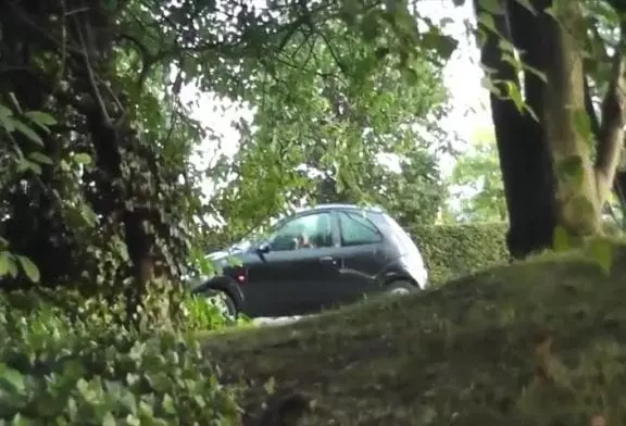 Faire peur aux gens en entrant dans leur voiture par erreur