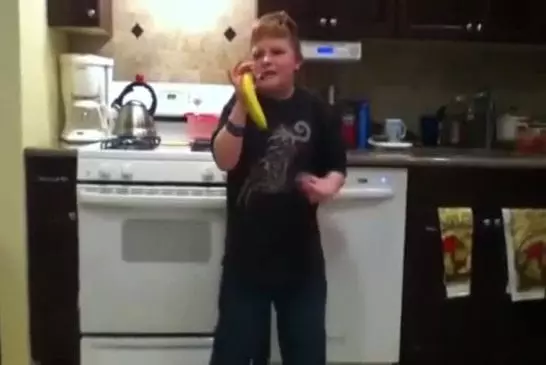 Enfant chante le tube de Ke$ha dans une banane