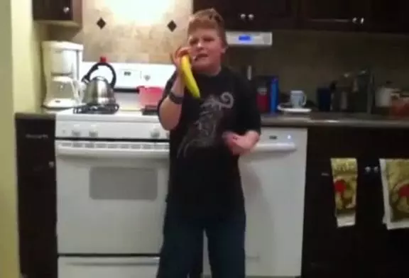 Enfant chante le tube de Ke$ha dans une banane