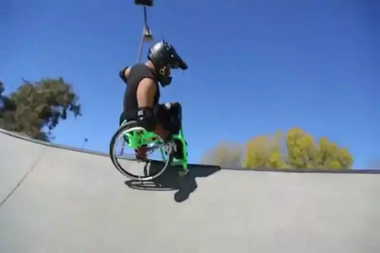 Sport de l'extrême dans un fauteuil roulant