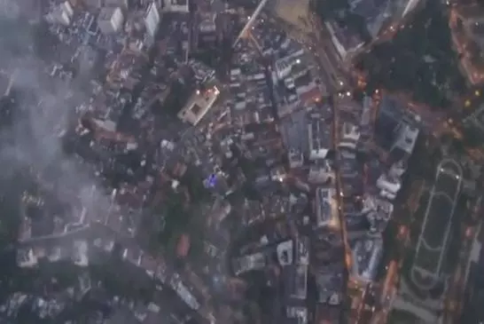 Wingsuit entre deux bâtiments